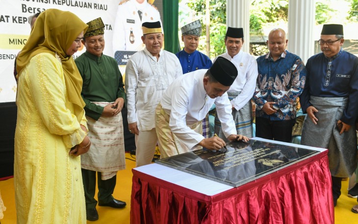 Gubernur Ansar Ahmad bersama Wakil Gubernur Marlin Agustina telah meluncurkan berbagai program kesehatan yang bertujuan untuk meningkatkan kesejahteraan masyarakat di bidang kesehatan