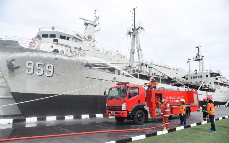 Untuk meningkatkan profesionalisme, sekaligus meningkatkan kesiapsiagaan dalam menanggulangi bahaya kebakaran sesuai Standart Operation Procedure (SOP), segenap Prajurit dan PNS Komando Lintas Laut Militer (Kolinlamil) mengikuti sosialisasi peran kebakaran (PEK) yang digelar selepas pelaksanaan olahraga pagi bertempat di lapangan Moeljono Silam, Mako Kolinlamil, Tanjung Priok, Jakarta Utara, Selasa (23/1)