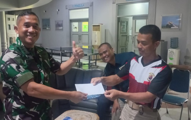 Salah Satu Anggota Berprestasi saat Raih Reward dari Kadispen Kodiklatal 