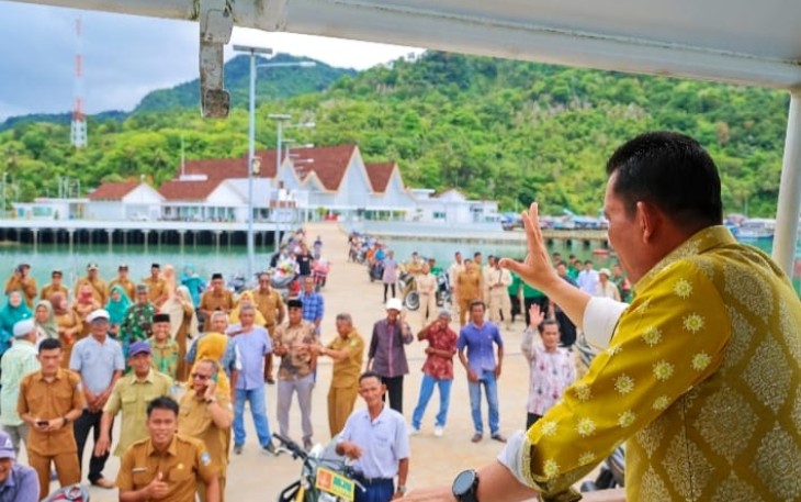 Gubernur Ansar Ahmad saat berada di Dermaga PLBN 