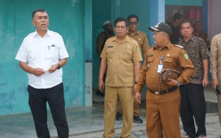Bupati Natuna saat Pantau Kerusakan Gedung Sekolah Madrasah Ibtidaiyah Kecamatan Midai