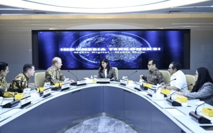 Menkomdigi Meutya Hafid saat menerima Chief Executive Officer Nokia Peka Launmark di Jakarta, Senin (11/11)