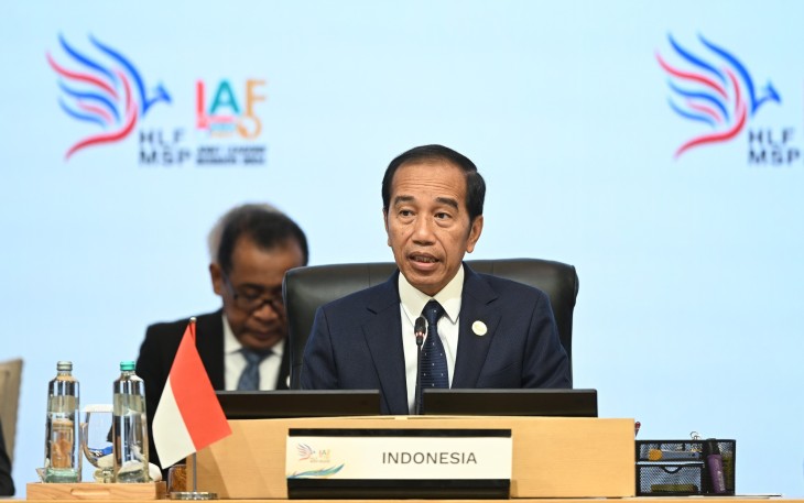 Presiden Joko Widodo menyampaikan pandangannya saat Joint Leaders Session Indonesia-Africa Forum (IAF) II and High-Level Forum on Multi-Stakeholder Partnerships (HLF MSP) di Nusa Dua, Bali, Senin (2/9/2024). Forum HLF MSP and Indonesia-Africa Forum II tersebut menyelenggarakan 12 event secara paralel dan 17 event pendamping yang dihadiri delegasi dari 24 negara. ANTARA FOTO/Media Center IAF II-HLF MSP/Galih Pradipta/nym.