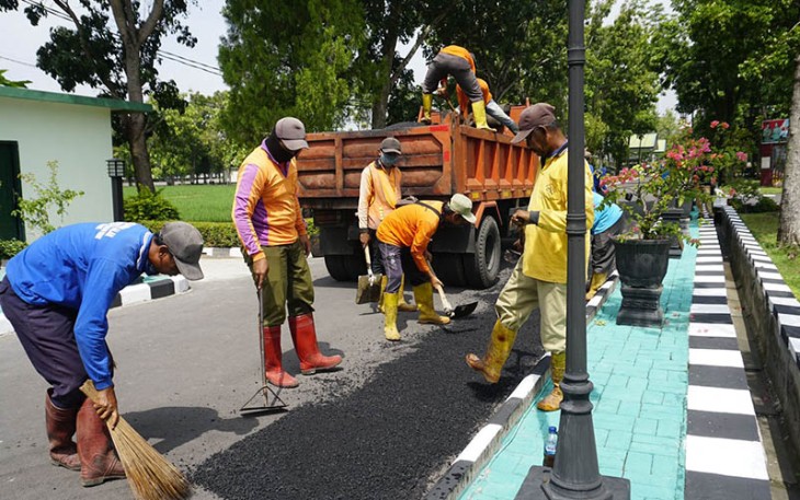 Yonarmed 12 Angicipi Yudha Laksanakan Pengaspalan Jalan Kesatrian