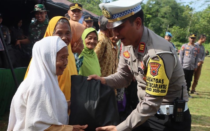 Penyerahan paket sembako kepada warga dalam kegiatan Karya Bakti TNI - Polri Menuju Pemilu Indonesia Damai 2024, di Desa Mojogedang, Kecamatan Mojogedang, Kabupaten Karanganyar, Rabu (24/1/2024).
