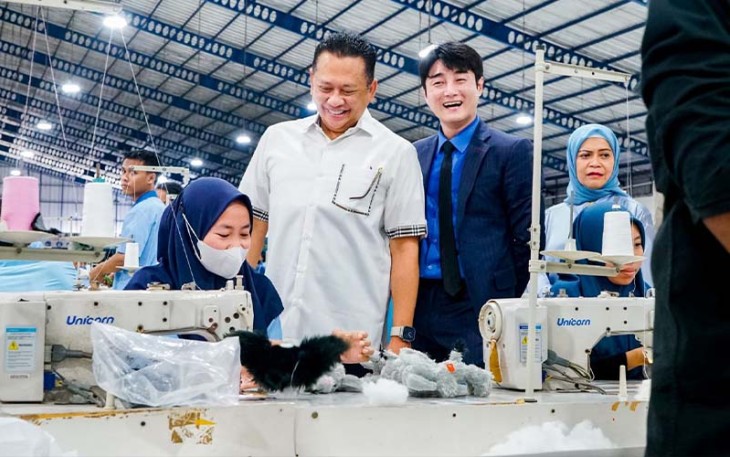 Bamsoet saat berkunjung hari ke-13 di Dapil-7 Jawa Tengah ke pabrik boneka mainan PT Jhon Toys Indonesia di Purbalingga Jawa Tengah, Selasa (30/1/24).