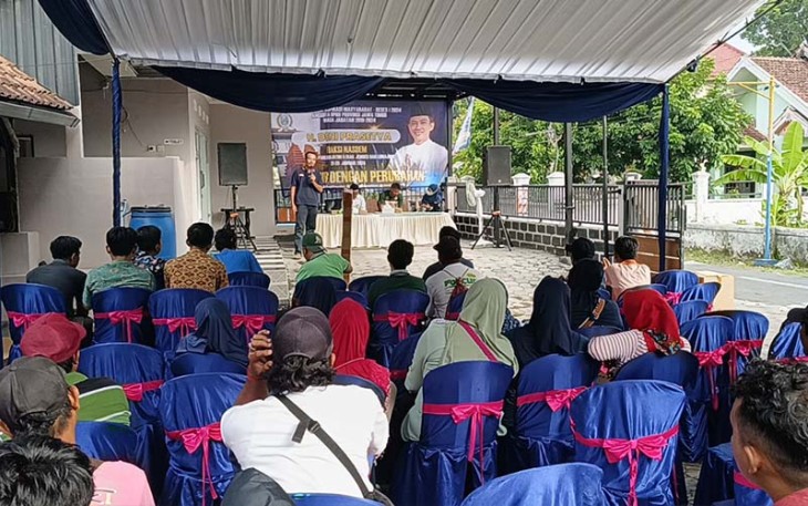 Anggota DPRD Jawa Timur, Deni Prasetyo saat serap aspirasi di Dusun Krajan, Desa Wonorejo, Kecamatan Kencong, Kabupaten Jember, Rabu 24 Januari 2024.