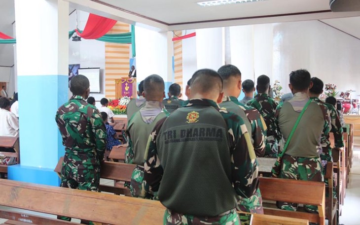 Sejumlah Satgas Yonif 330/Tri Dharma saat Ibadah Bersama Masyarakat Intan Jaya