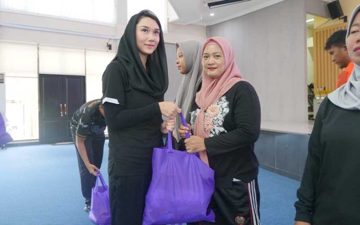 DWP Setda Bintan saat bagi Paket Sembako 