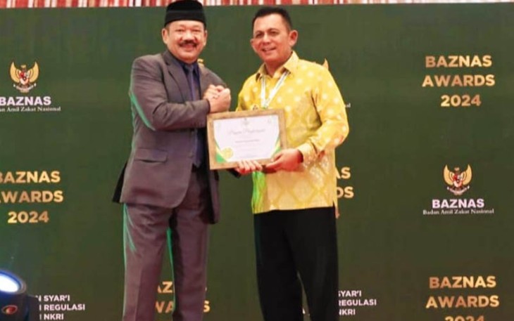 Gubernur Provinsi Kepulauan Riau H. Ansar Ahmad saat menerima Anugerah Baznas Award 2024 dari Badan Amil Zakat Nasional (Baznas) Republik Indonesia.