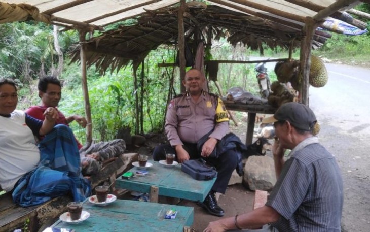Bhabinkamtibmas Polsek Batang Toru, Aiptu Sayaman Siregar, saat sambang ke Desa Marancar Julu, Kecamatan Marancar, Kabupaten Tapanuli Selatan, Jumat (12/1/2024)