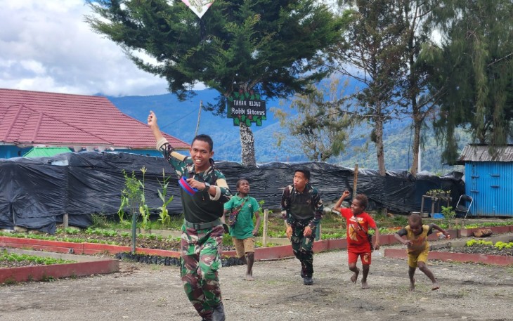Para Ksatria Tri Dharma selalu punya cara untuk membuat anak-anak Intan Jaya tertawa ceria dan bahagia. Kali ini, Para Petarung dari Kaki Gunung Mandalawangi mengenalkan permainan tradisional layang-layang kepada anak-anak Intan Jaya, pada Sabtu (13/1/2024)