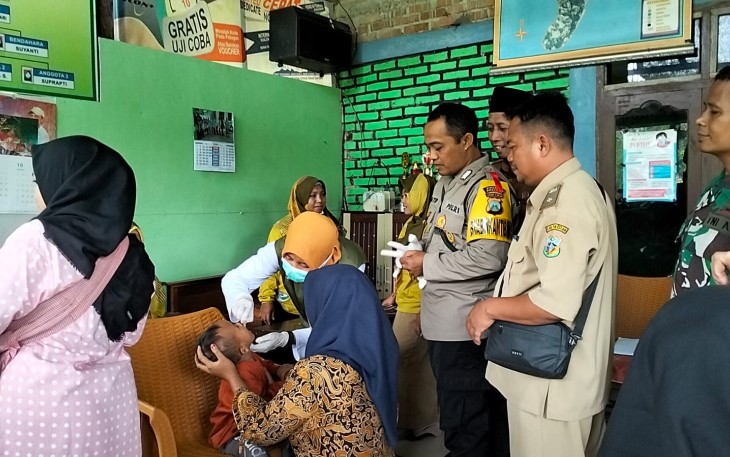 Babinsa Koramil 0801/08 Tulakan Kodim 0801/Pacitan Sertu Dwi Widodo turut berperan dalam mensukseskan Sub Pekan Imunisasi Nasional polio yang berlangsung di Desa Kalikuning, Kec. Tulakan, Kab. Pacitan, Senin (15/01/2024)