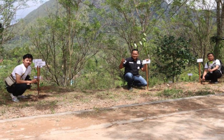 Kasi Humas, Brigadir Erlangga Gautama, SH, melakukan penanaman Kopi pada Selasa (30/1/2024) sore