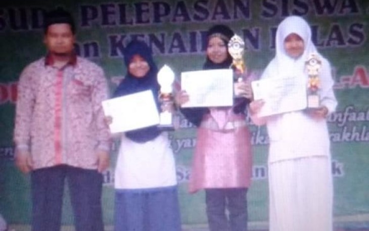Rubiatul Adawiyah disisi paling kanan, mendapat Pringkat 3 pada kenaikan kelas 8 MTS tahun 2015
