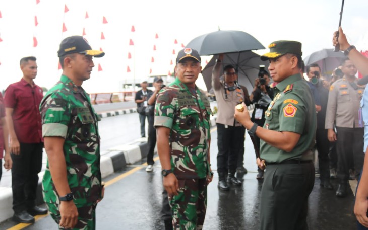 Danrem 052/Wkr saat Dampingi dan Sekaligus PAM Waskita Presiden RI dalam Peresmian  Jembatan Cisadane di Kota Tangerang