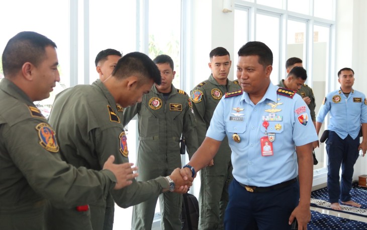 Personel Skadron Udara 52, Lanud Raden Sadjad (RSA) Natuna melaksanakan doa bersama untuk memohon keselamatan terbang dan kerja bertempat di Masjid Baitul Amal Hidayah, Skadron Udara 52, Lanud RSA, Natuna, Provinsi Kepulauan Riau, Rabu (3/1/2024)