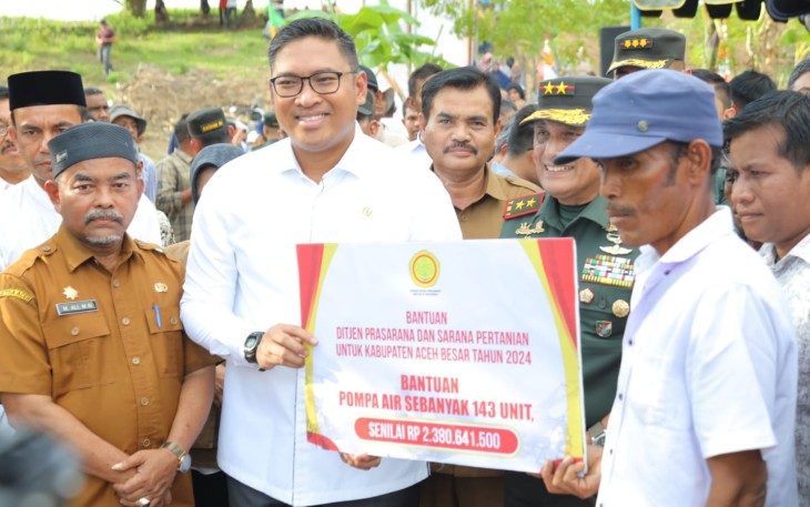 Wamentan Sudaryono memberikan bantuan pompanisasi 