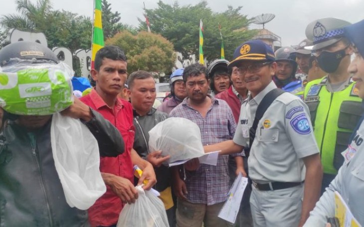Kepala Perwakilan PT Jasa Raharja Padangsidimpuan, Soni Sumono, Sat Lantas Polres Tapsel, dan lainnya saat berbagi helm gratis ke masyarakat pengguna Jalan