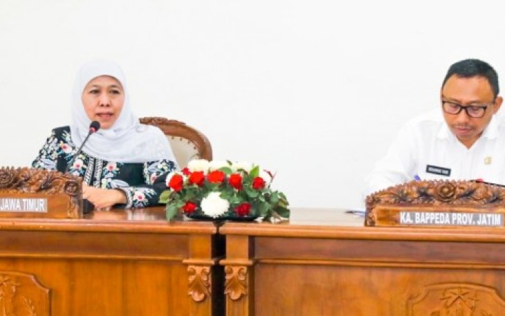 Gubernur Jawa Timur, Khofifah Indar Parawansa langsung memimpin rakor program kerja (Proker) Pemprov Jatim Tahun 2024 begitu tiba di Bandara Juanda, Sidoarjo, usai menunaikan ibadah umroh, Rabu (10/1/2024)