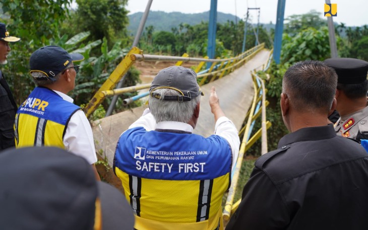 Menteri Pekerjaan Umum dan Perumahan Rakyat (PUPR) Basuki Hadimuljono didampingi Gubernur Sumatera Barat Mahyeldi Ansharullah dan Bupati Pesisir Selatan Rusma Yul Anwar meninjau penanganan pascabencana banjir di Kabupaten Pesisir Selatan, Provinsi Sumatera Barat, Senin (11/3/2024)
