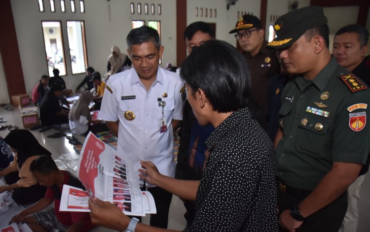  Penjabat (Pj) Bupati Karanganyar Timotius Suryadi bersama jajaran Forkopimda memantau kondisi logistik Pemilu 2024 di Gudang Logistik Pemilu, Gedung Serbaguna Putrani Gaum, Tasikmadu, Rabu (10/01/2024)