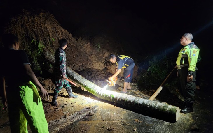 Saat ini hujan dengan intensitas tinggi melanda beberapa wilayah Kabupaten Pacitan, Sekitar pukul 21.10 Wib, tebing setinggi 6 meter dan lebar 5 meter mengalami longsor tepatnya di jalan raya Ponorogo-Pacitan (KM.326) Desa Pucangombo, Kec. Tegalombo, Kab. Pacitan, Kamis (07/03/2024)