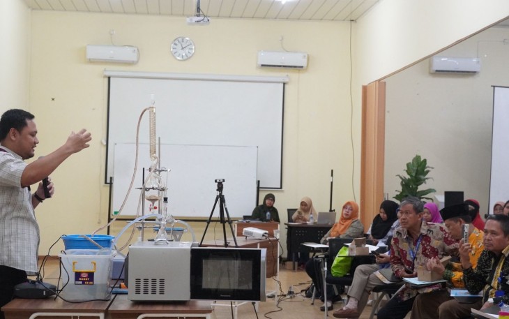  Suasana Kegiatan Workshop MGMP Guru Kimia Jakarta di Universitas Pertamina dalam Pembuatan Solar Sel Sederhana dan Tisu dari Limbah Jagung