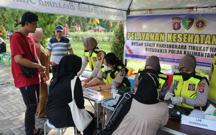 Rumah Sakit (Rumkit) Bhayangkara Tingkat III Palangka Raya memberikan layanan pemeriksaan kesehatan gratis bagi masyarakat sembari beristirahat seusai berolahraga pada Hari Bebas Kendaraan atau Car Free Day (CFD) di Jalan Yos Sudarso kota Palangka Raya, Minggu (14/1)