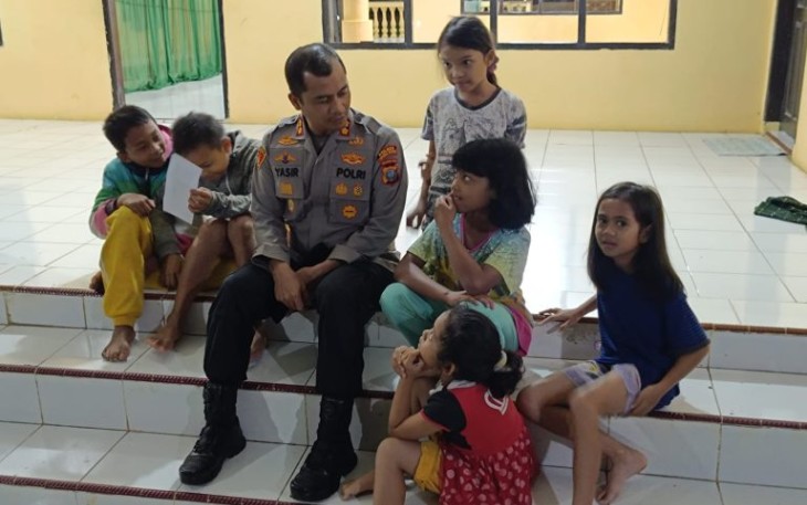 Sosok Kapolres Tapsel, AKBP Yasir Ahmadi, yang sempatkan diri bercerita dan bercengkrama dengan anak-anak selepas salat Magrib.