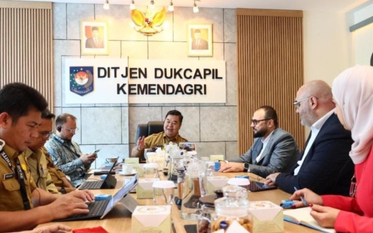 Ketua Delegasi PMA, Anwar Jabr, saat bertemu dengan Dirjen Dukcapil Teguh Setyabudi di ruang rapat Dirjen Dukcapil, Jl. Raya Pasar Minggu KM 19, Jakarta, Selasa (23/1/2024)