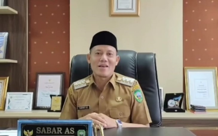 Bupati Pasaman Sabar AS kepada awak media di ruang kerjanya, Kamis (12/12/2024).