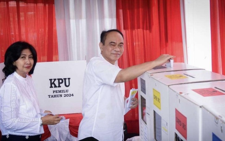 Menteri Komunikasi dan Informatika Budi Arie Setiadi saat memberikan suara dalam Pemillihan Umum 2024 di Tempat Pemungutan Suara (TPS) 001 Kelurahan Senayan, Kecamatan Kebayoran Baru, Jakarta Selatan, Rabu (14/02/2024). 