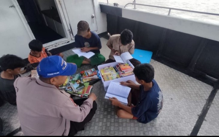 Anak-anak saat belajar membaca diatas Kapal Patroli