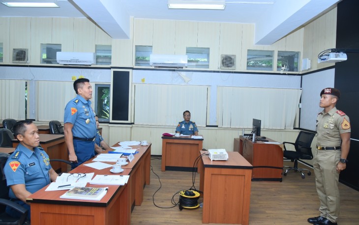 Taruna Akademi TNI Angkatan Laut (AAL) Tingkat IV Korps Marinir Angkatan ke-69 melaksanakan sidang proposal skripsi di komplek Ki Hajar Dewantara, Gedung Mandalika Operasi Pengajaran (Opsjar) Ksatrian AAL, Bumimoro Surabaya, Rabu (10/1)