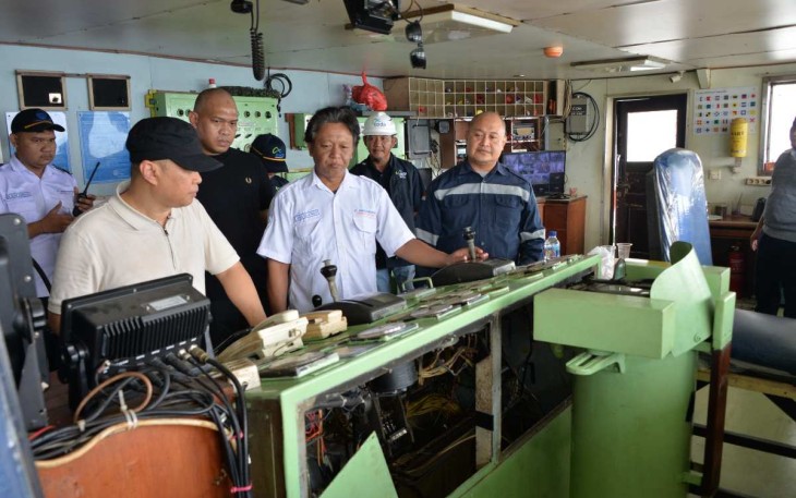 Menhub Dudy Purwagandhi saat meninjau navigasi kapal laut, Minggu (8/12)