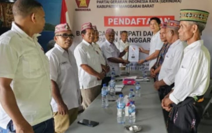 Charles Angliwarman saat menyerah berkas ke Ketua DPC Partai Gerindra
