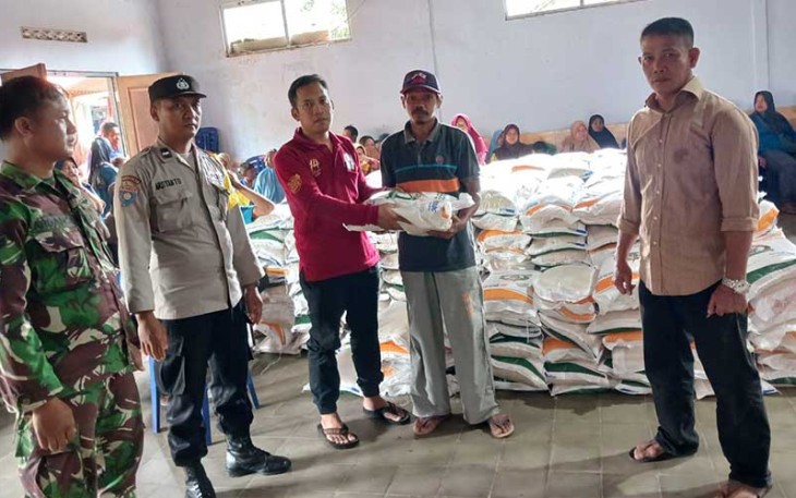 Babinsa Kresek saat Kawal Penyaluran Bantuan Beras dari Pemerintah, Kamis (8/2/2024).