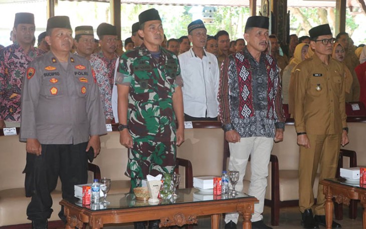  Dandim 0807/Tulungagung Letkol Czi Nooris Agus Rianto, S.I.P saat Ikuti Peringatan Isra Miraj di Pendopo Tulungagung
