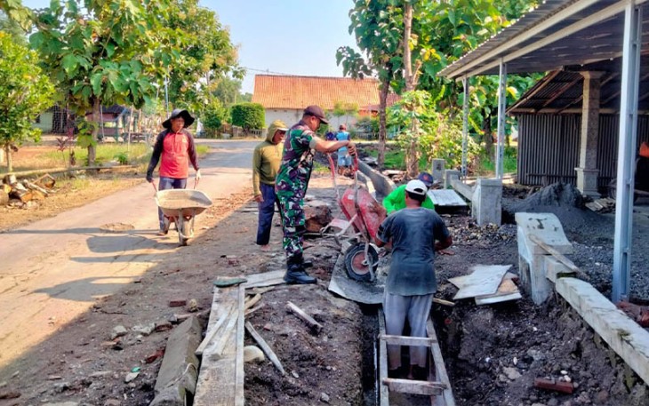 Babinsa Bersama Warga Perbaiki Saluran Drainase