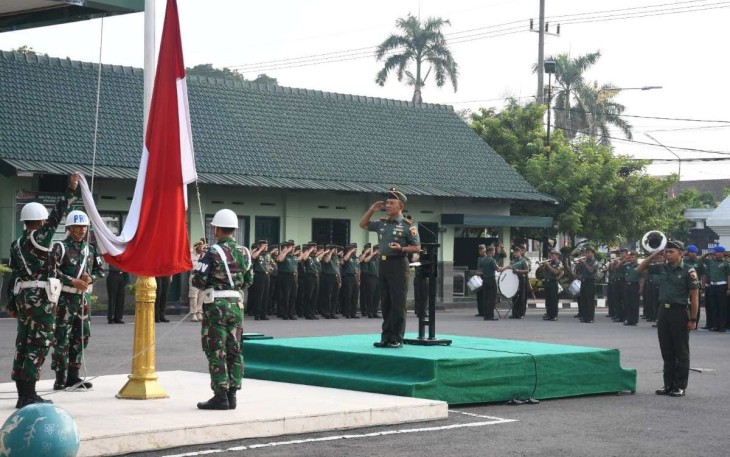 Danrem 081/DSJ saat Pimpin Upacara Bendera 17an