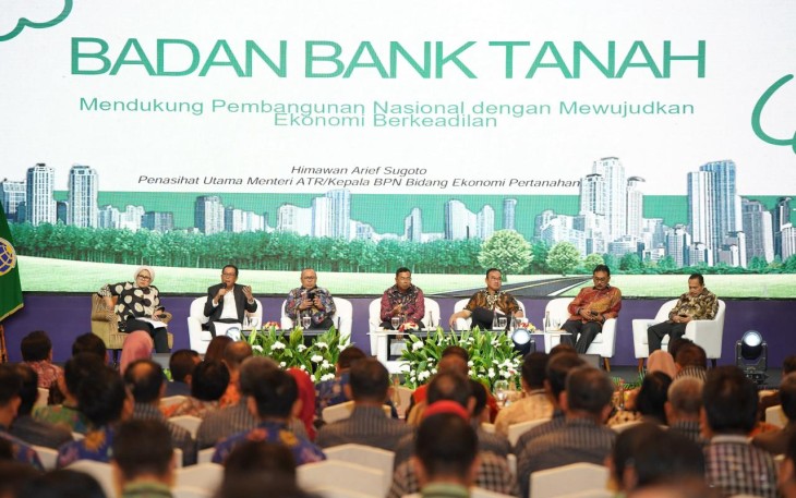 Penasihat Utama Menteri ATR/Kepala BPN Bidang Ekonomi Pertanahan yang juga sekaligus Senior Advisor Badan Bank Tanah, Himawan Arief Sugoto dalam paparannya di Rapat Kerja Nasional (Rakernas) Kementerian ATR/BPN yang berlangsung di Hotel Shangri-La, Jakarta, Rabu (06/03/2024)