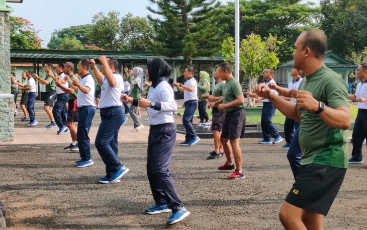 Kodim 0801/Pacitan melaksanakan olah raga bersama Lanal Pacitan, yang berlangsung di Makodim 0801/Pacitan, Jl. Letjen Suprapto No. 42 Pacitan, Selasa (09/01/2024)