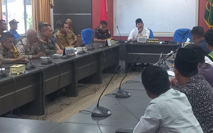 Ketua DPRD Kota Batam Nuryanto SH MH saat memimpin rapat dengar pendapat umum (RDPU) berkenaan pembangunan pelebaran ruas jalan depan Tembesi Tower di gedung DPRD, Senin (25/3/2024)