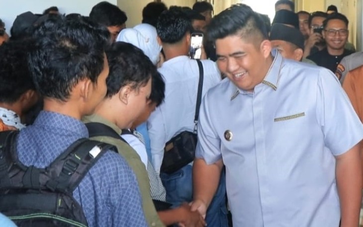 Bupati Bintan Roby Kurniawan SPWK saat memberikan ucapan selamat pada pekerja.