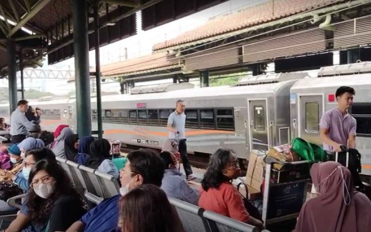 Suasana penumpang distasiun kereta api