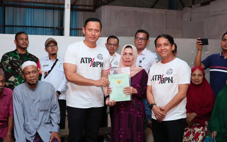 Menteri AHY saat Serahkan Sertipikat Hasil PTSL Langsung ke Rumah Warga di Kota Samarinda, Rabu (28/02/2024)