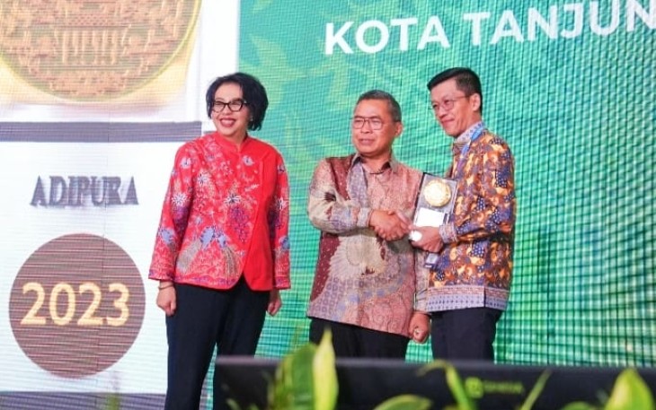 Pj. Wali Kota Tanjungpinang Hasan saat Terima Piala Anugerah Adipura dari KLHK
