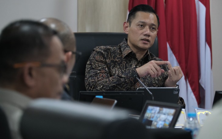 Menteri AHY saat memimpin pertemuan dengan Wamen ATR/Wakil Kepala (Waka) BPN, Raja Juli Antoni beserta seluruh jajaran Pejabat Pimpinan Tinggi Madya dan Pratama di lingkungan Kementerian ATR/BPN. Rapat pimpinan ini berlangsung di Kantor Kementerian ATR/BPN, Jakarta, Senin (08/07/2024).