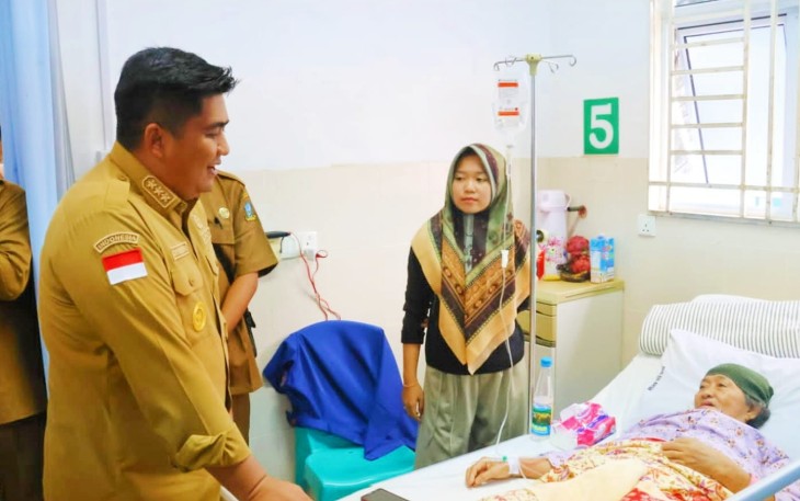 Bupati Roby saat meninjau RSUD dengan mengunjungi para pasien baik rawat inap maupun rawat jalan.